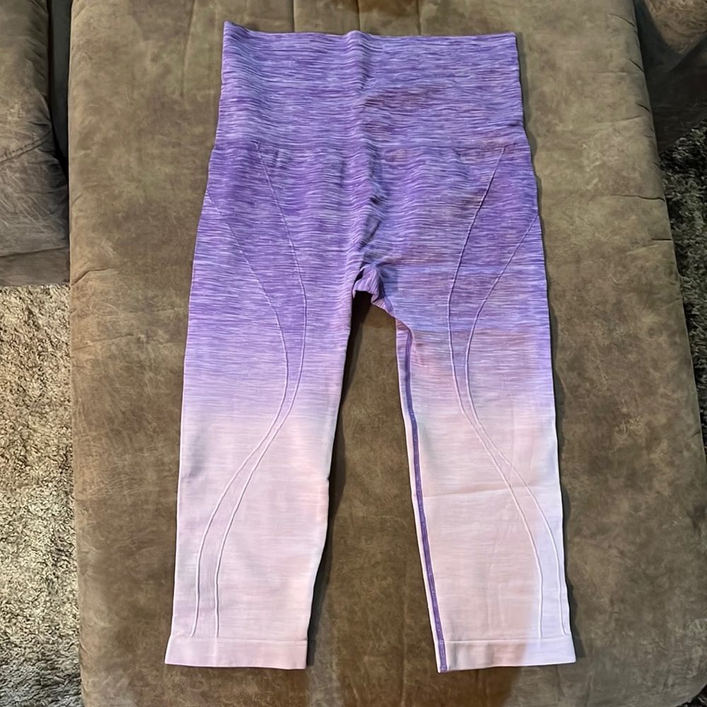 Selling size medium leggings. Brand is Yelete.